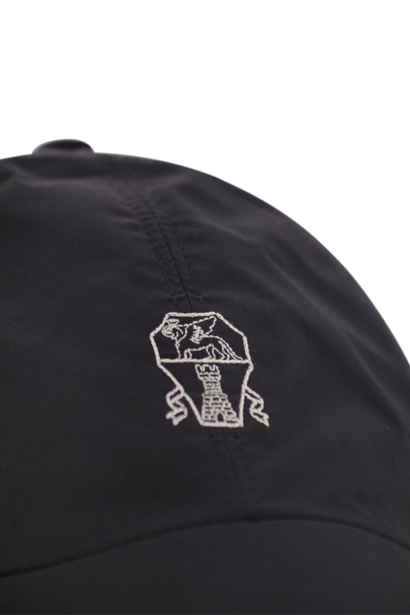 Water-repellent microfibre baseball cap with contrasting details and embroidered logo - VOGUERINI