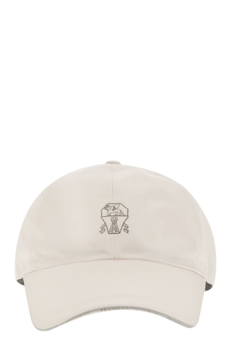 Water-repellent microfibre baseball cap with contrasting details and embroidered logo