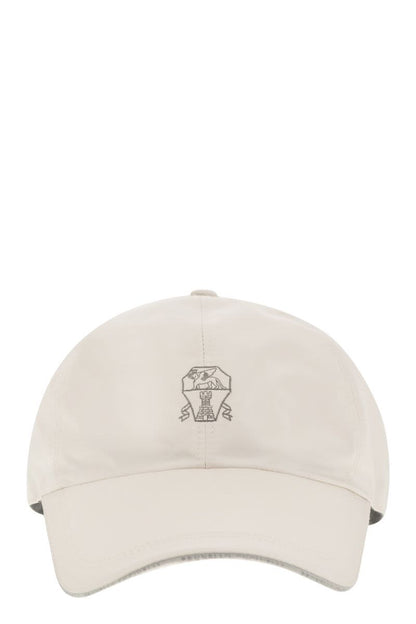 Water-repellent microfibre baseball cap with contrasting details and embroidered logo