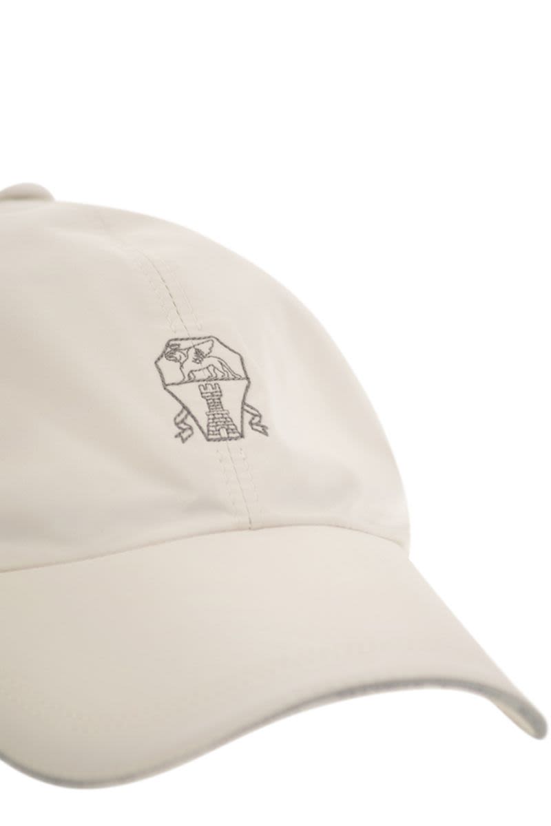 Water-repellent microfibre baseball cap with contrasting details and embroidered logo