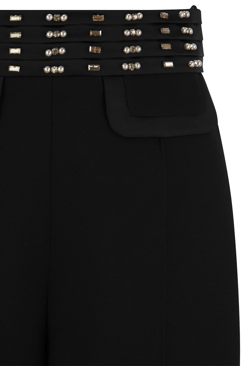 Crepe shorts with embroidered high waistband - VOGUERINI